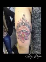 Tatuaje de una flor de loto con unas lineas mandala