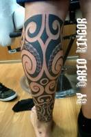 Tattoo samoano en la pierna