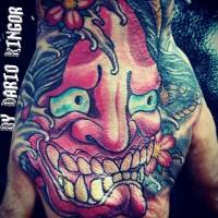 Tattoo de un demonio japonés a color en la mano