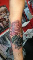Tattoo de un brazalete de rosas a color