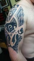 Tattoo samoano en el hombro y brazo