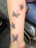Tattoo de una hilera de mariposas volando