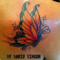 Tattoo de una mariposa a color volando bajo las estrellas