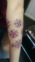 Tattoo de flores y pétalos a color