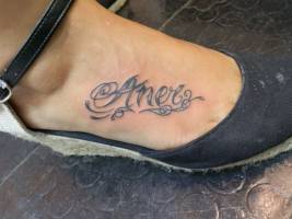 Tattoo del nombre Aner en el pie