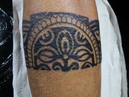 Tattoo de una mascara brazalete maorí en blanco y negro