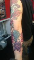 Tattoo de rosas de diferentes colores en el antebrazo
