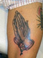 Tattoo de unas manos encadenadas rezando