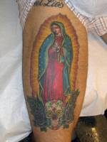 Tatuaje de la virgen encima de una calavera mexicana