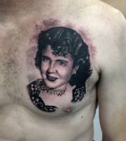 Tatuaje retrato de una mujer en el pecho