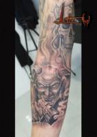 Tatuaje de un demonio con pistola en blanco y negro