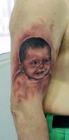 Tatuaje en blanco y negro retrato de un bebé