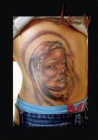 Tatuaje de una cara de una chica en la cintura