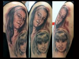 Tatuaje del retrato en blanco y negro de dos chicas en el brazo