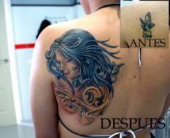 Tatuaje de una chica a color en la espalda