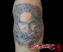Tatuaje de medusa con la cabeza llena de serpientes
