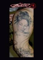 Tatuaje en blanco y negro de una bonita geisha en el interior del brazo