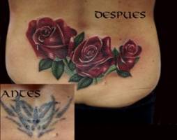 Cover de tres rosas en la espalda de una chica