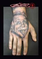 Tatuaje de la cara de Albert Einstein en la mano
