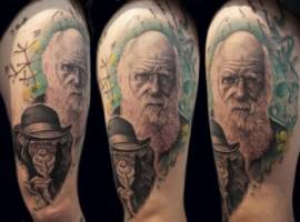 Tatuaje del retrato de Darwin y un mono con sombrero