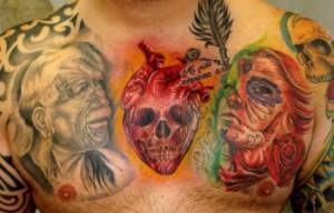 Tatuaje de un retrato en el pecho, una chica pintara de calavera mexicana en el otro y una calavera corazón en el medio