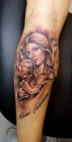 Tatuaje en blanco y negro de un angel con un bebé y un nombre