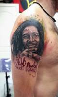 Tatuaje de Bob Marley con su firma