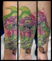 Tatuaje a color de un monstruo con una botella de veneno