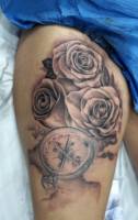 Tatuaje de tres rosas y una brújula en blanco y negro