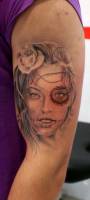 Tatuaje en el brazo de una chica pintada de calavera mexicana