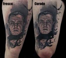 Tatuaje del conde Dracula con murciélagos volando