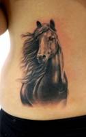 Tatuaje de un caballo en blanco y negro