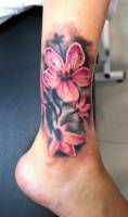 Tatuaje de flores en el tobillo