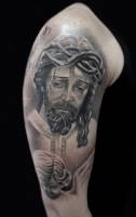 Tattoo en el brazo de cristo en blanco y negro con un ángel