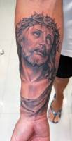Tatuaje de cristo en el antebrazo