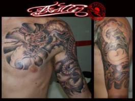 Tatuaje de un dragon enroscado y una pagoda china