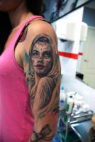 Tatuaje de una chica con capucha pintada de calavera