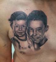 Tatuaje retrato de dos chicos en el pecho