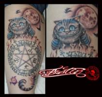 Tatuaje de gato de Alicia en el país de las maravillas y una estrella de cinco puntas