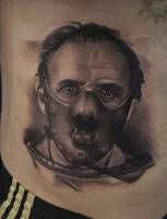 Tatuaje de Hannibal Lecter en blanco y negro