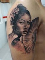 Tatuaje de una chica oriental con abanico