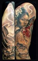 Tatuaje de una geisha, un abanico con un dibujo de dragón y una carpa