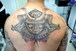Tatuaje de una cabeza de samurai ocupando media espalda