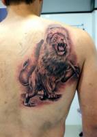 Tatuaje de un león rugiendo en blanco y negro