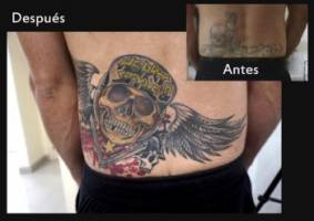Tatuaje de una calavera alada en los riñones de un hombre