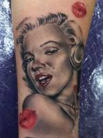 Tatuaje de Marilyn Monroe con labios besando