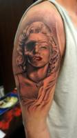 Tatuaje de Marilyn Monroe mitad esqueleto