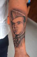Tatuaje del retrato de un militar