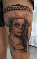 Tatuaje de una chica con sombrero mejicano pintada de calavera