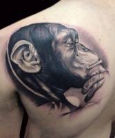 Tatuaje en la espalda de un chimpancé pensando 